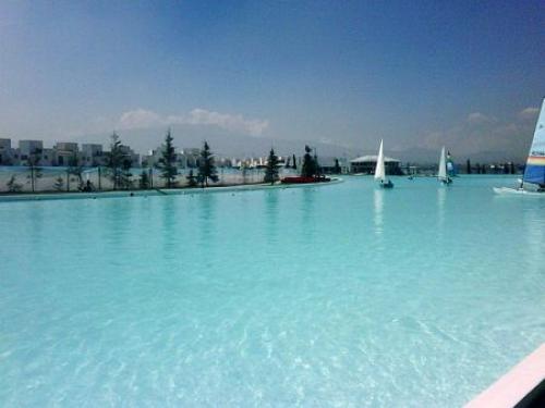 SU CASA COMO SIEMPRE LO SOÑO, FRENTE A UNA LAGUNA