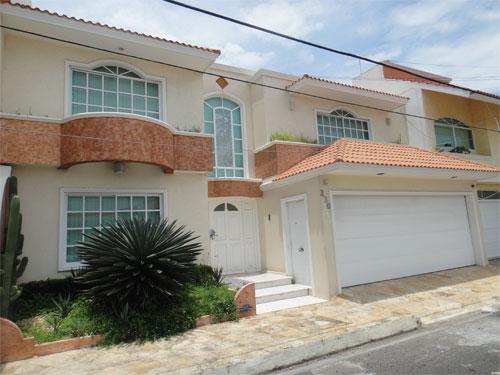 CASA CON ALBERCA EN SIERRA 230. COSTA DE ORO.