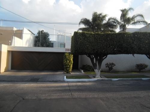 HERMOSA RESIDENCIA AMPLIA Y BIEN UBICADA