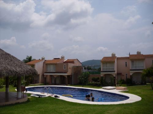 CASA SOLA RESIDENCIAL, COLINAS DEL BOSQUE