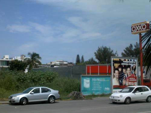 RENTA TERRENO en AV.RUIZ CORTINES( junto al oxxo de Costa de Oro).