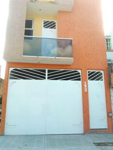 ESTRENE TRIRECAMARA CON COCHERA TECHADA