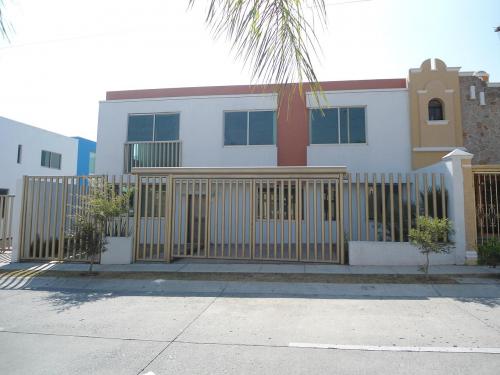 CASA EN VENTA BUGAMBILIAS PRIMERA SECCION