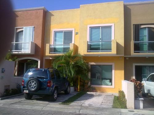 Cancun casa en conjunto cerrado con caseta de vigilancia.