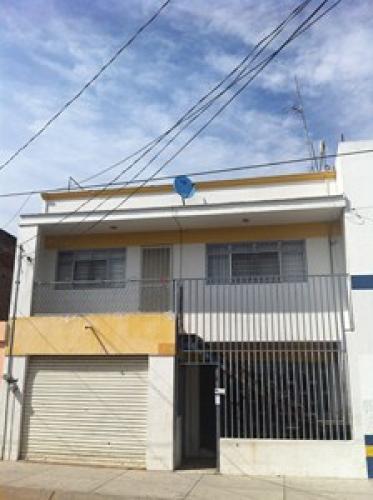 CASA CON LOCAL COMERCIAL