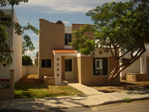 vendo bonita casa de 2 plantas nueva col. Leandro Valle