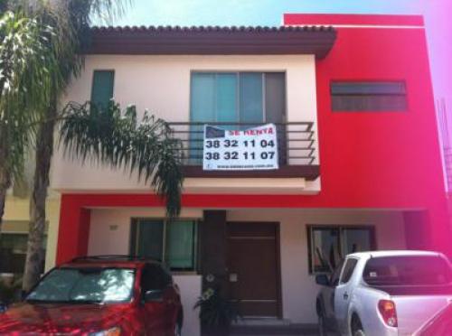 El precio INCLUYE MANTENIMIENTO - 2 Niveles, 3 Recamaras Con Baño, Cocina Integral Con Antecomedor, Cochera Descubierta Para 2 Autos, Patio De Servici