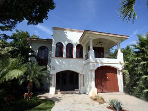Hermosa y Lujosa Villa en Venta en Playacar