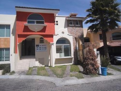 HERMOSA CASA EN COTO, FRACC. PRIVADO