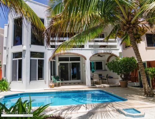 Preciosa Casa en Venta Frente al Mar en Akumal
