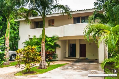 Excelente Casa en Venta Junto al Campo del Golf en Playacar II