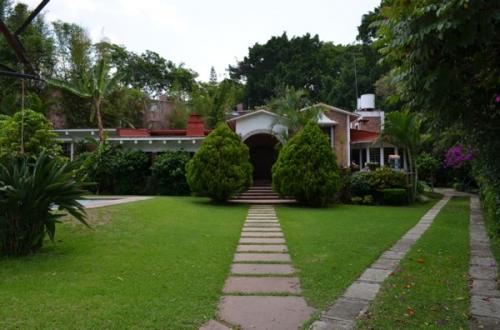 Rancho Tetela. Amplia casa en terreno de 1940 m2. Alberca, hermosos jardines