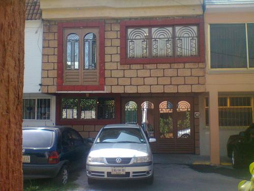 Las Rosas Mundo E, casa 2 niveles 4 recamaras, garage