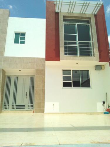 CASA CON SALA A DOBLE ALTURA