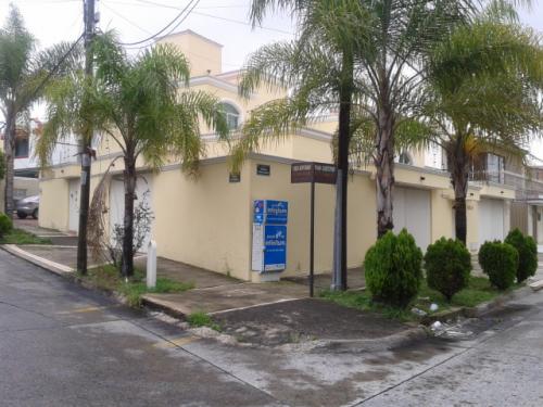 Bonita Residencia en esquina  Cerca de la Autonoma