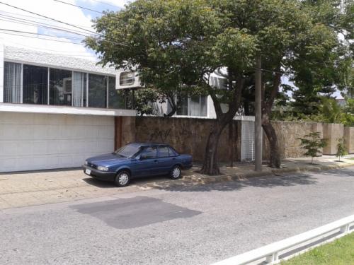 Casa sobre Lazaro Cardenas en Venta o Renta