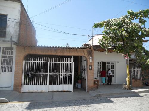 VENDO CASA EN COL.PREPARATORIA