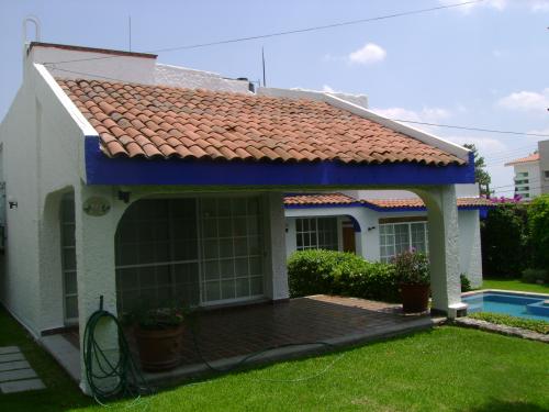 ACOGEDORA CASA CHICA CON CANCHA DE TENIS