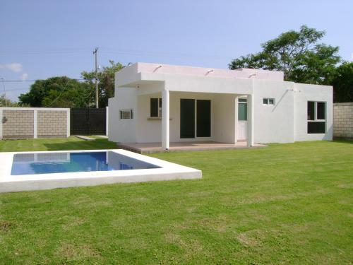 DISFRUTE DE ENORME JARDÍN Y ALBERCA