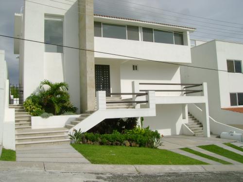 EXCELENTE RESIDENCIA EN LUGAR PRIVADO