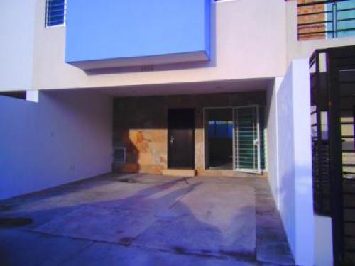 local comercial  FRENTE A PARQUE Y SOBRE AV. PRINCIPAL