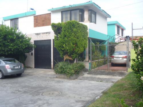 Casa grande en venta, con oficinas y salón de danza.