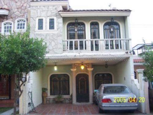 JARDINES DEL SAUZ, BONITA CASA