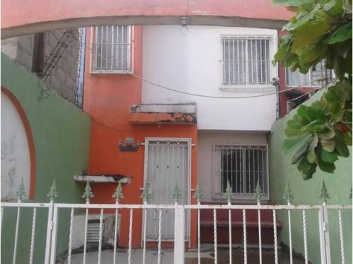 REMATE DE CASA  PASEOS UNIVERSIDAD I  2 PLANTAS, PREGUNTE PRECIO 