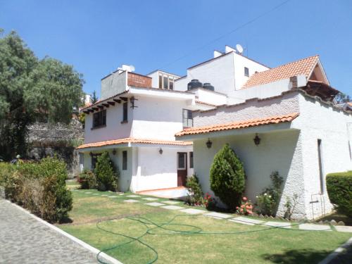 HERMOSA CASA EN CONDOMINIO 200 M2 AMPLIO JARDIN CON LINDA CASITA DE MUÑECAS