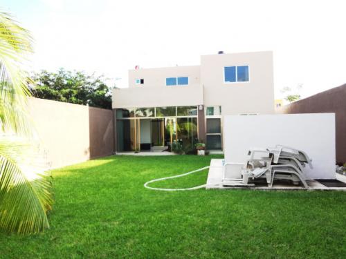 Moderna casa de 2 pisos y con piscina  en venta en Merida, Mexico