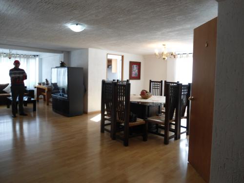 Calacoaya.  Espacioso, iluminado y seminuevo departamento.