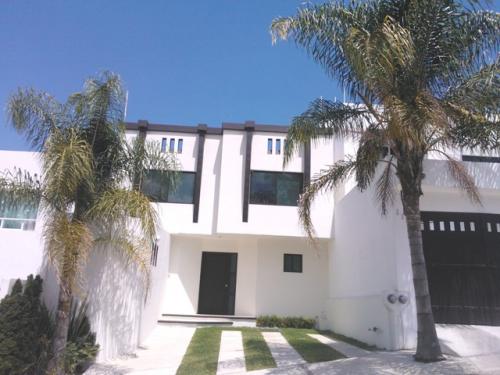 INMUEBLE NUEVO DE AMPLIOS ESPACIOS EN FRACC. PRIVADO