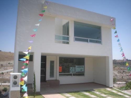 Casa nueva 2 niveles 190 m2 acabados de lujo Fracc La Calera