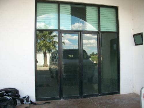 Rento local comercial en avenida dentro de area Residencial