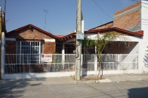 Vendo casa  de una planta en zona centro