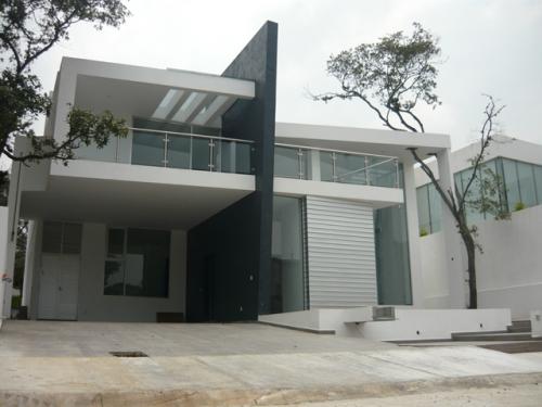 En Venta Casa estilo Residencia en condado de Sayavedra, Funcional y Practica