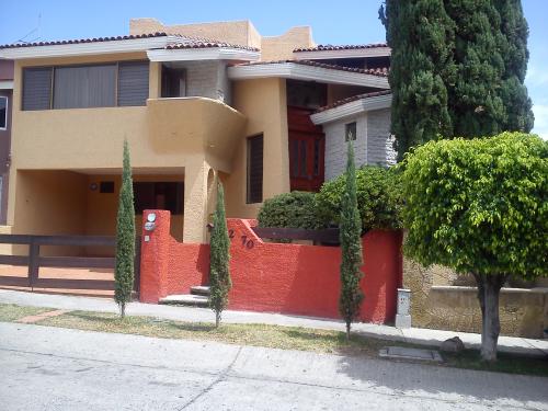 casa en venta Cd. Bugambilias 1a.  seccion con alberca $ 2,200,000 precio a tratar