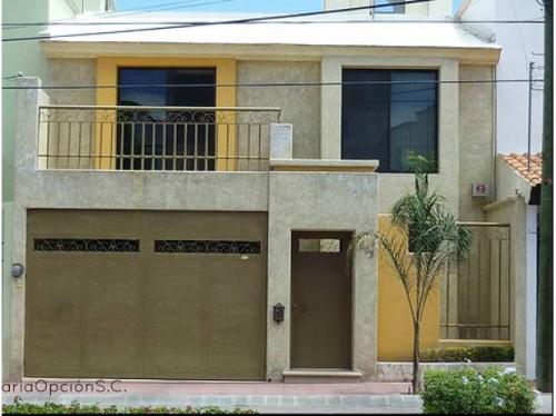 Vendo casa 2 plantas al poniente en fraccionamiento cerrado