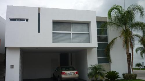 Vendo casa al Norte nueva en fraccionamiento exclusivo