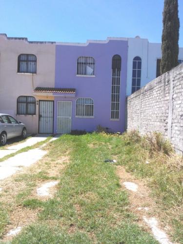 CASA CON JARDIN GRANDE 