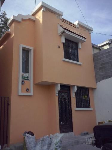 AMPLIA CASA EN ALAMOS DEL PARQUE, APODACA