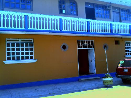 Venta Casa 2 pisos con bodega, garaje y local comercial.