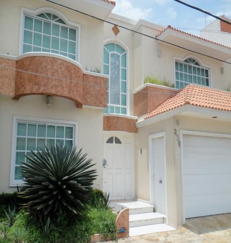 HERMOSA CASA EN FRACC. COSTA DE ORO. SIERRA N° 230.