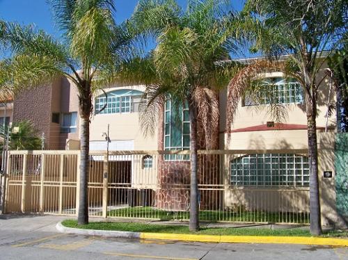 Casa con alberca bien ubicada en zona Galerias