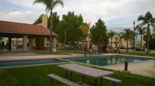 Vendo Casa como nueva al Poniente coto cerrado con alberca