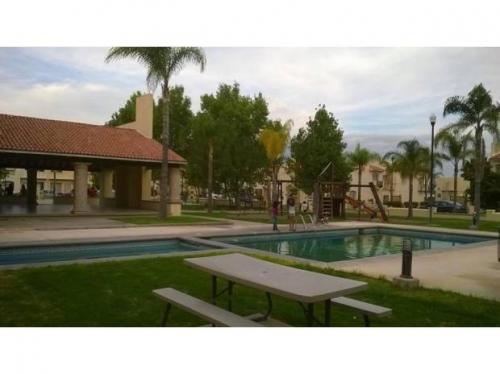 Vendo Casa como nueva al Poniente coto cerrado con alberca