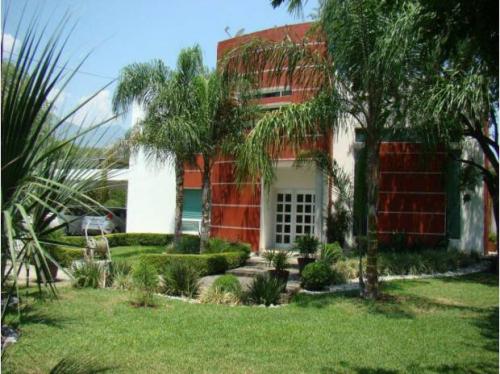 CASA EN LOS CRISTALES EN MONTERREY. PRECIOSA Y DE OPORTUNIDAD.