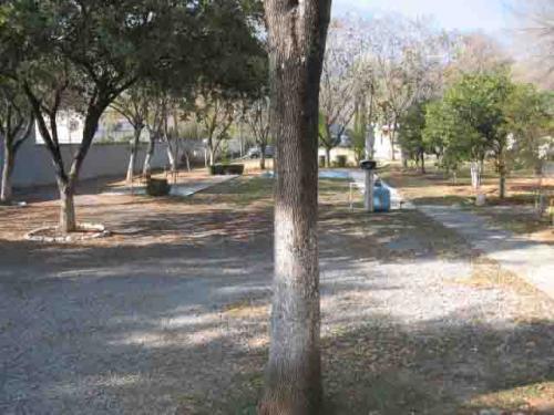 CASA EN LOS CRISTALES EN MONTERREY. TERRENO CON DOS CASAS DE 500 M2 CADA UNA