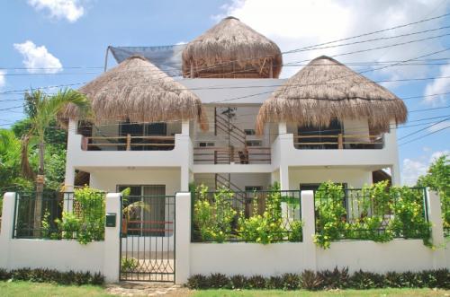 Espectacular edificio de 4 departamentos en Bacalar centro a una cuadra de la laguna ideal para negocio