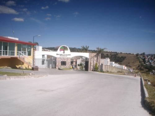 Terreno intermedio 128 M2 en calle Chelsea Britania La Calera todos los servicios